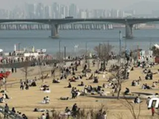 週末ソウルの漢江公園に35万人集まり…「ワクチン効果」はまだ先なのに＝韓国