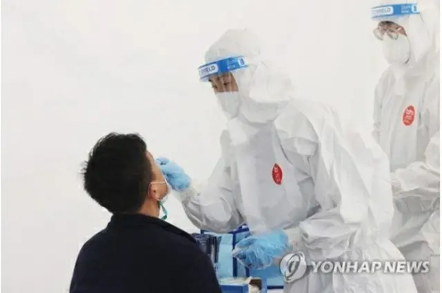 新型コロナウイルス検査のため、検体を採取する医療スタッフ（資料写真）＝（聯合ニュース）