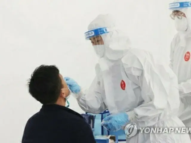 新型コロナウイルス検査のため、検体を採取する医療スタッフ（資料写真）＝（聯合ニュース）