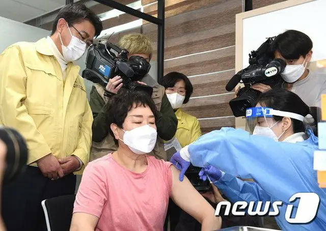 韓国でワクチン初接種…61歳療養従事者「これで安心できる」（画像提供:wowkorea）