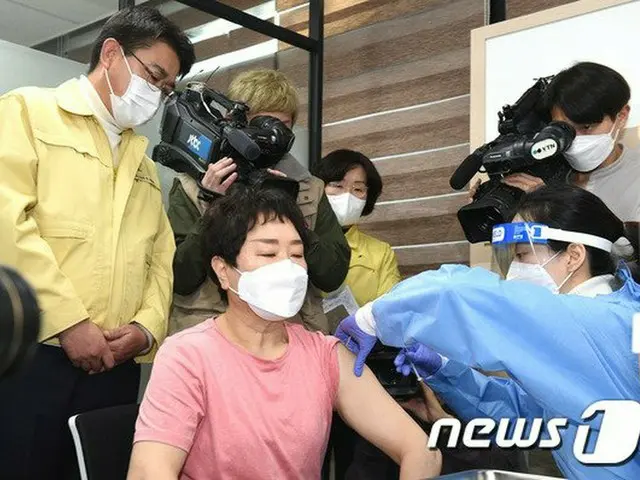 韓国でワクチン初接種…61歳療養従事者「これで安心できる」（画像提供:wowkorea）