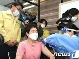 韓国でワクチン初接種…61歳療養従事者「これで安心できる」