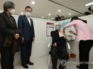 韓国で新型コロナワクチンの接種開始　文大統領が視察