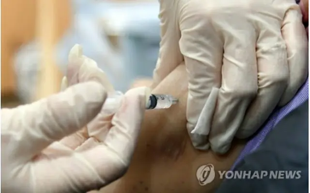 韓国で新型コロナウイルスワクチンの接種が始まった。ワクチン接種が進められている南部・釜山市海雲台区の保健所（写真共同取材団）＝２６日、釜山（聯合ニュース）