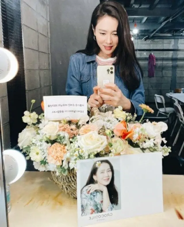 女優イ・ミンジョン、同僚ソン・イェジンの自撮りにユーモアあふれるツッコミ「写真が手に余るほどの美貌」（画像提供:wowkorea）