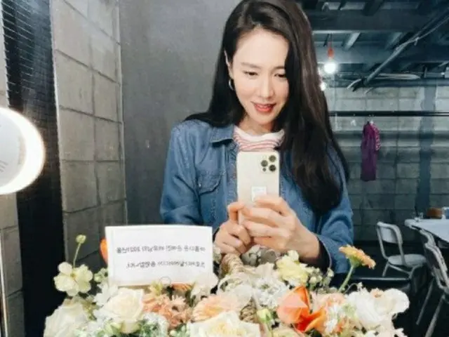 女優イ・ミンジョン、同僚ソン・イェジンの自撮りにユーモアあふれるツッコミ「写真が手に余るほどの美貌」(画像提供:wowkorea)