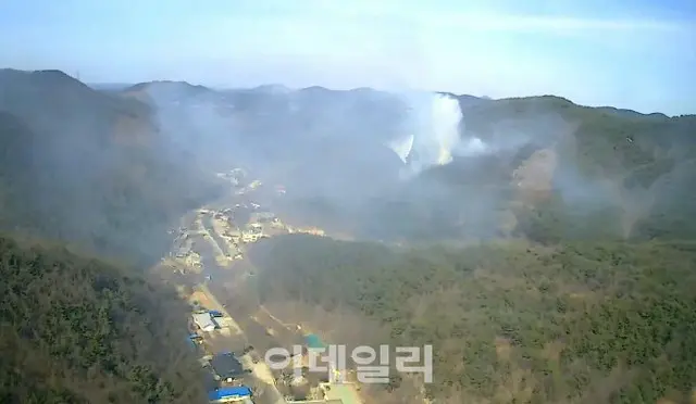 瑞山市雲山面の野山で山火事、山林当局がヘリコプターを動員して鎮火中＝韓国忠清南道（画像提供:wowkorea）