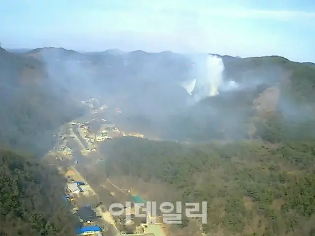 瑞山市雲山面の野山で山火事、山林当局がヘリコプターを動員して鎮火中＝韓国忠清南道（画像提供:wowkorea）