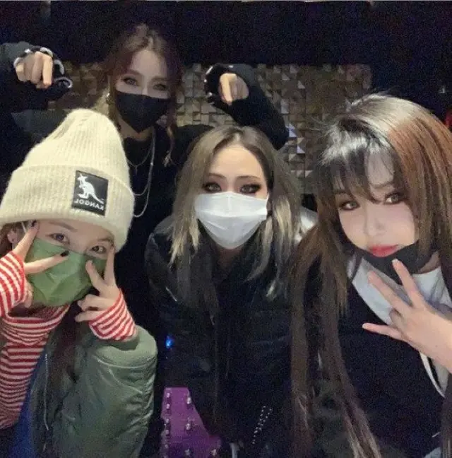 「2NE1」出身BOM、「私たちのリーダー」とCLの誕生日をメンバー全員ショットでお祝い…変わらぬカリスマと友情（画像提供:wowkorea）