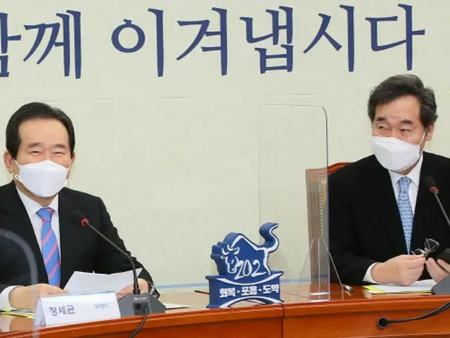丁世均国務総理（左）と李洛淵共に民主党代表（右）（画像提供:wowkorea）