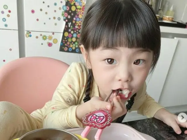 ムン・ヒジュンとソユルの娘ムン・ヒユル（ジェムジェム）が神秘的なブラウンアイズを誇って美貌を爆発した。（画像提供:OSEN）