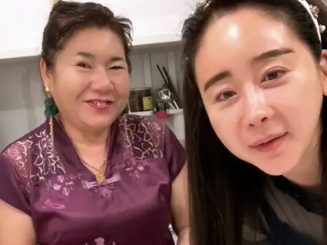 ”18歳年下”夫との不仲説を克服した女優ハム・ソウォン、姑とのツーショットで「幸せな日常」公開(画像提供:wowkorea)