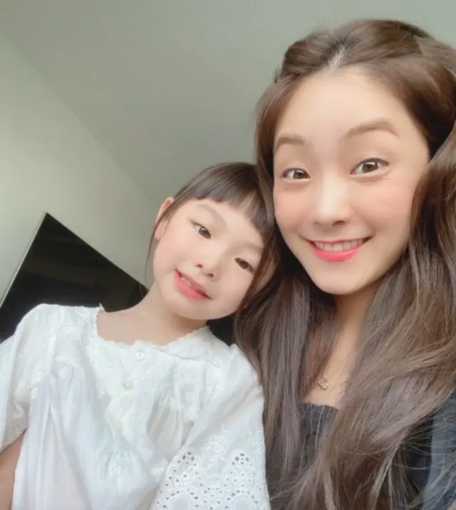 ソユル（元CRAYON POP）の娘ジェムジェムちゃん、ベストフレンドのような母娘のツーショット（画像提供:wowkorea）
