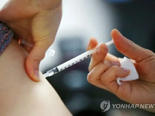 療養型施設でのワクチン接種の様子＝2日、ソウル（聯合ニュース）