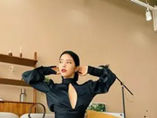 「MAMAMOO」ソラ、胸元＆背中が大胆に開いた衣装で堂々としたポージング披露