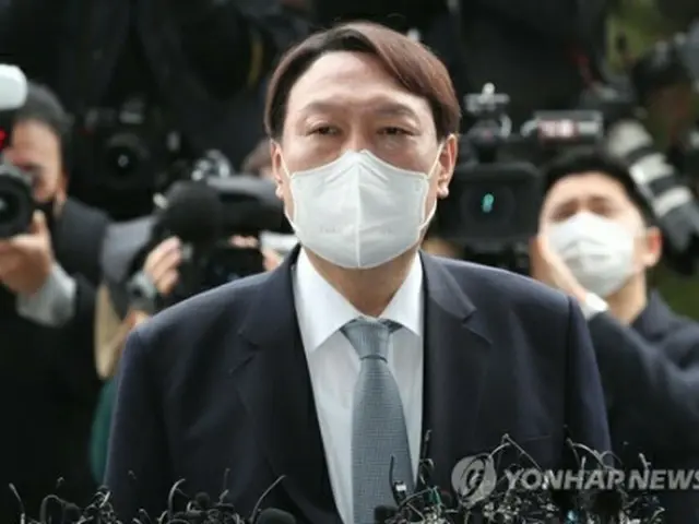 辞任を表明する尹氏＝４日、ソウル（聯合ニュース）