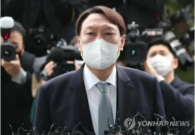 辞任を表明する尹氏＝４日、ソウル（聯合ニュース）