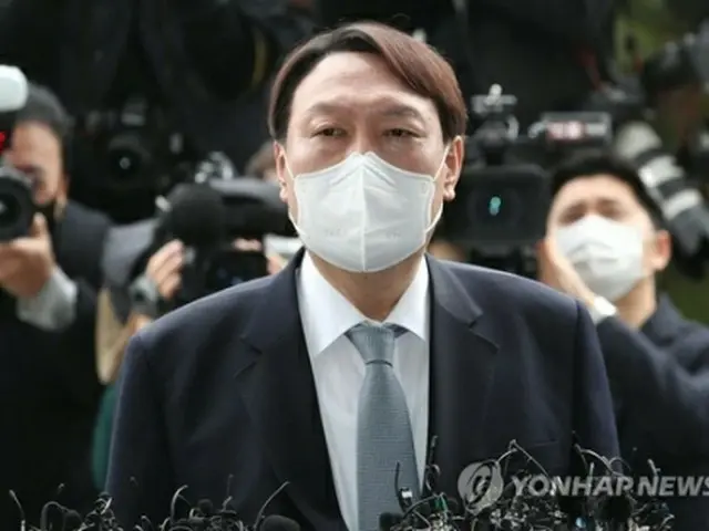 辞任を表明する尹氏＝４日、ソウル（聯合ニュース）