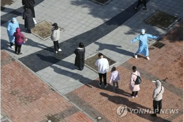 新型コロナウイルスの検査を待つ人々（資料写真）＝（聯合ニュース）