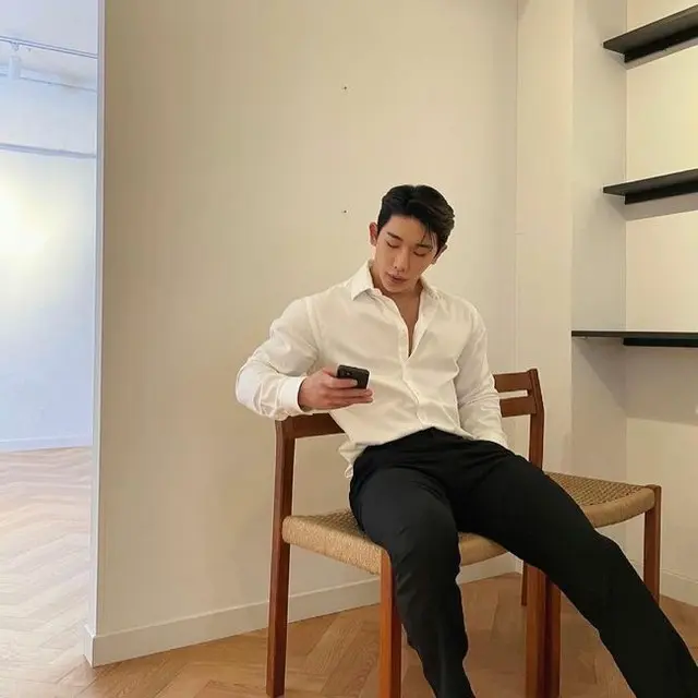 歌手ウォノが唯一無二のスーツを自慢した。（画像提供:OSEN）