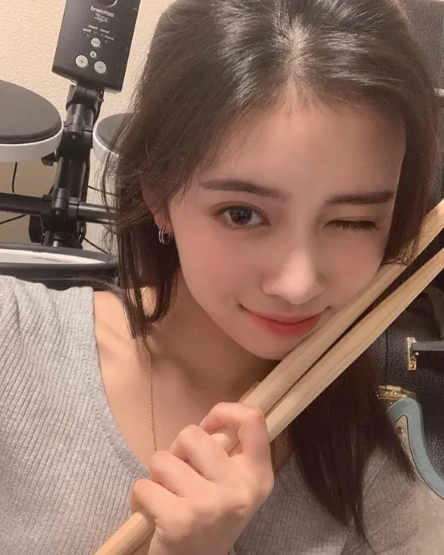 “「SONGS」出演決定”「NiziU」のRIMA、スティック片手に美少女ぶりが際立つ近況報告「久しぶりのドラム楽しい」（画像:「NiziU」公式インスタグラム）