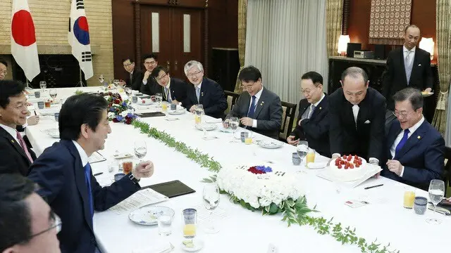 2018年5月9日 東京で開かれた日韓首脳会談で、安倍晋三首相（当時）は文在寅 韓国大統領に就任1周年記念のケーキを準備した（画像提供:wowkorea）