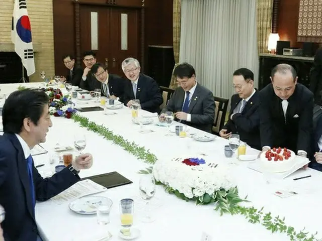 2018年5月9日 東京で開かれた日韓首脳会談で、安倍晋三首相（当時）は文在寅 韓国大統領に就任1周年記念のケーキを準備した（画像提供:wowkorea）