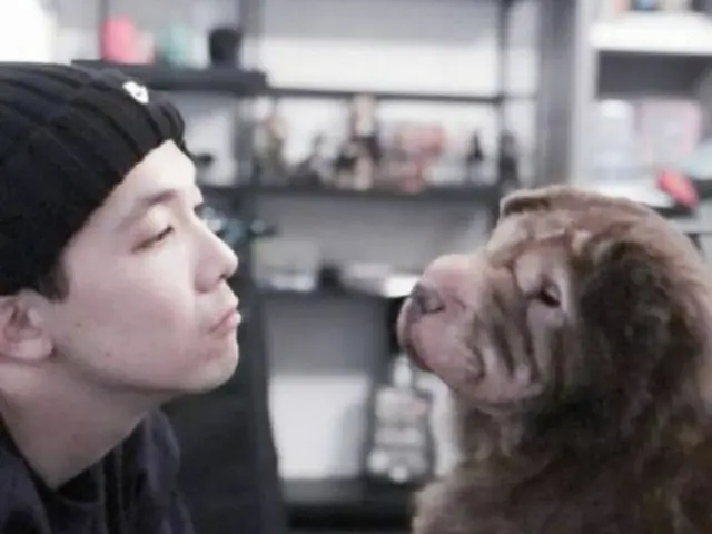 イ・ホンギ（FTISLAND）、除隊を来月に控え日常公開 ”愛犬と見つめ合い”（画像提供:wowkorea）
