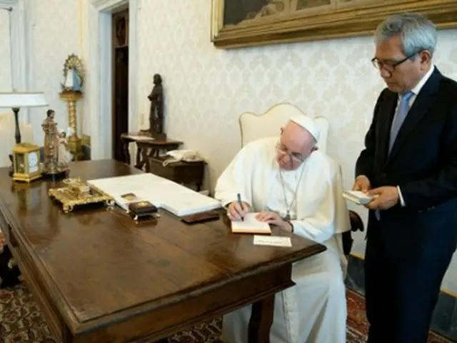 フランシスコ教皇と李氏（資料写真）＝（聯合ニュース）≪転載・転用禁止≫