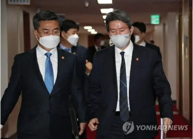 李仁栄・統一部長官（右）と徐旭（ソ・ウク）国防部長官（資料写真）＝（聯合ニュース）