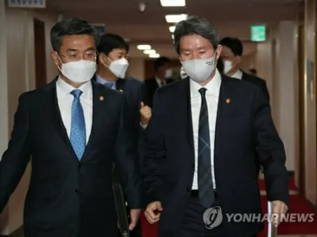 李仁栄・統一部長官（右）と徐旭（ソ・ウク）国防部長官（資料写真）＝（聯合ニュース）