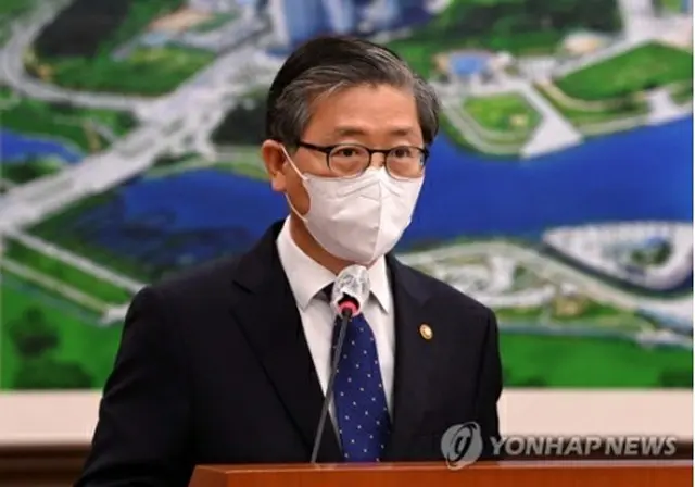 辞意を表明した卞彰欽氏＝１２日、ソウル（聯合ニュース）