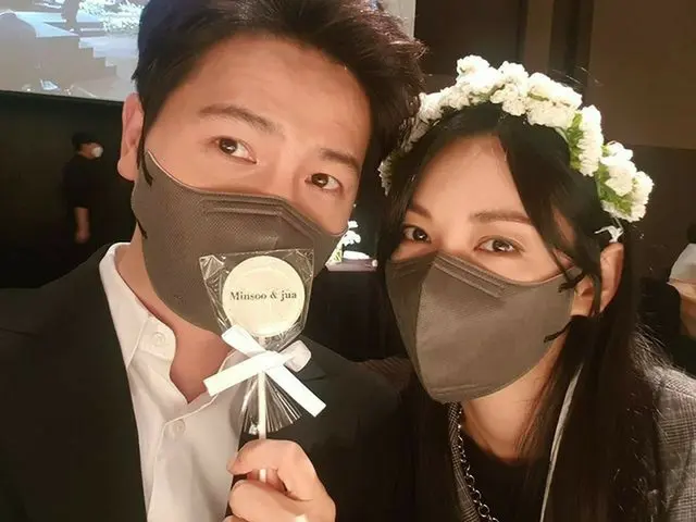 俳優イ・サンウとキム・ソヨン夫妻が仲睦まじい自撮りを公開した。（画像提供:wowkorea）