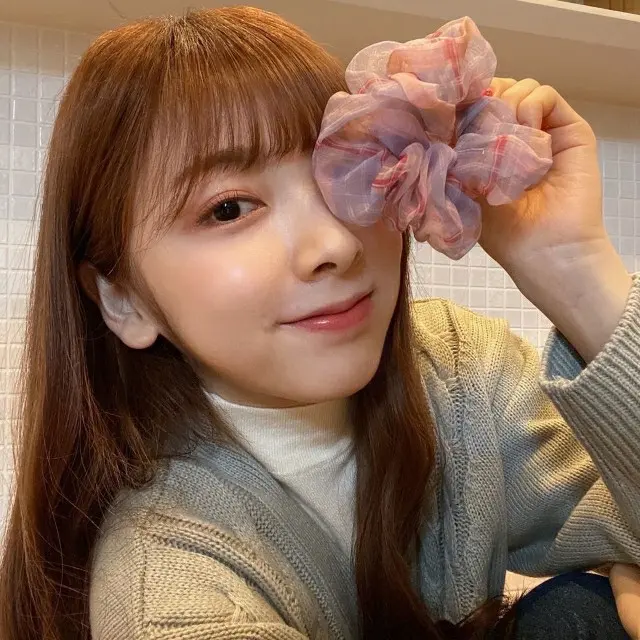 “デビュー101日目”「NiziU」のMIIHI、色感を生かしたセルフメイク姿を公開…キュートなウインクで魅了（画像:「NiziU」公式インスタグラム）