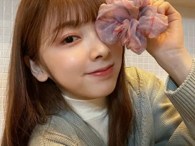 “デビュー101日目”「NiziU」のMIIHI、色感を生かしたセルフメイク姿を公開…キュートなウインクで魅了（画像:「NiziU」公式インスタグラム）