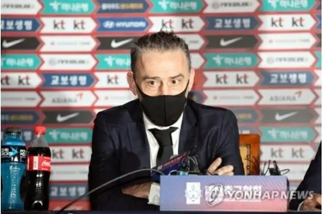 サッカー会館で日本戦のメンバーを発表するベント監督＝15日、ソウル（聯合ニュース）