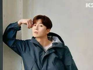 【トピック】俳優パク・ソジュン、長い脚がいっそう引き立つスリムなパンツスタイルが話題