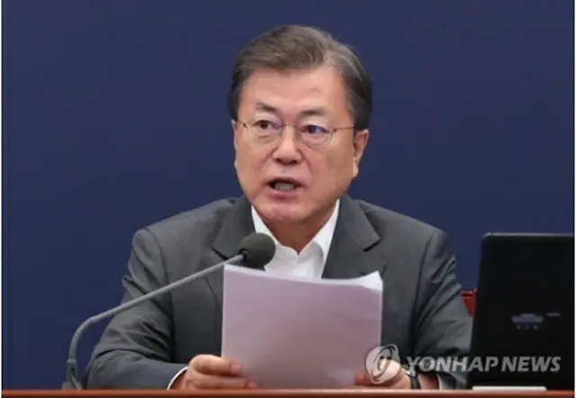 青瓦台（大統領府）で開かれた首席秘書官・補佐官会議で発言する文大統領＝15日、ソウル（聯合ニュース）