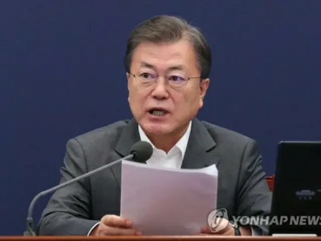 青瓦台（大統領府）で開かれた首席秘書官・補佐官会議で発言する文大統領＝15日、ソウル（聯合ニュース）