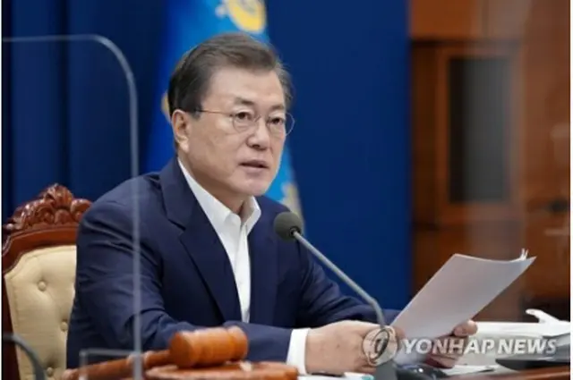 青瓦台（大統領府）で開かれた閣議で発言する文大統領＝16日、ソウル（聯合ニュース）