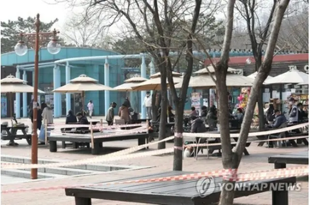 日曜日の１４日、市民でにぎわうソウルの公園＝（聯合ニュース）