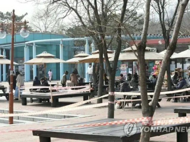 日曜日の１４日、市民でにぎわうソウルの公園＝（聯合ニュース）