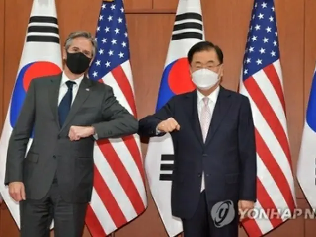 韓国の鄭義溶（チョン・ウィヨン）外交部長官（右）は、訪韓したブリンケン米国務長官とソウルの同部庁舎で会談した（写真共同取材団）＝１７日、ソウル（聯合ニュース）