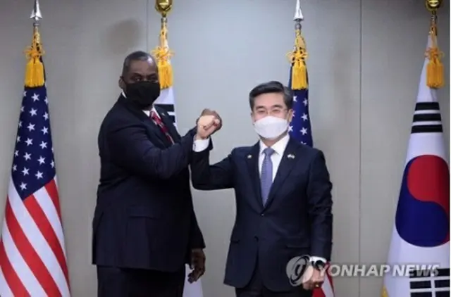 国防部であいさつする徐氏（右）とオースティン氏（写真共同取材団）＝１７日、ソウル（聯合ニュース）