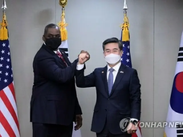 国防部であいさつする徐氏（右）とオースティン氏（写真共同取材団）＝１７日、ソウル（聯合ニュース）