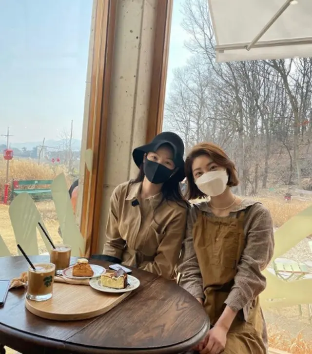リュ・イソ、夫チョンジン（SHNHWA）と俳優チョン・ギョウンの妻が経営するカフェを訪問…奥様同士の麗しの2ショット（画像提供:wowkorea）