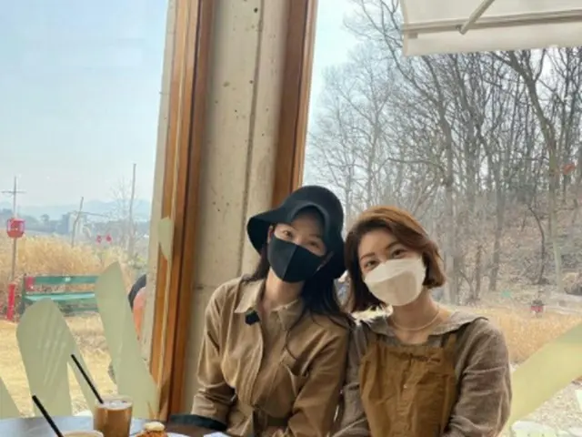 リュ・イソ、夫チョンジン（SHNHWA）と俳優チョン・ギョウンの妻が経営するカフェを訪問…奥様同士の麗しの2ショット（画像提供:wowkorea）