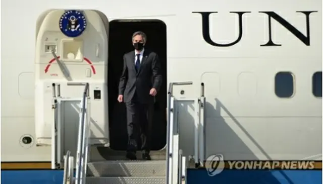 １７日、ソウル南方の平沢市にある烏山空軍基地から韓国入りしたブリンケン氏（写真共同取材団）＝（聯合ニュース）