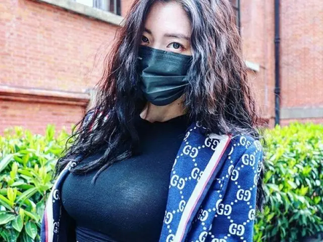 女優クララ、高級ブランドの上下スウェットでポーズ…セクシー美に視線集中（画像提供:wowkorea）