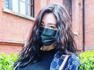 女優クララ、高級ブランドの上下スウェットでポーズ…セクシー美に視線集中